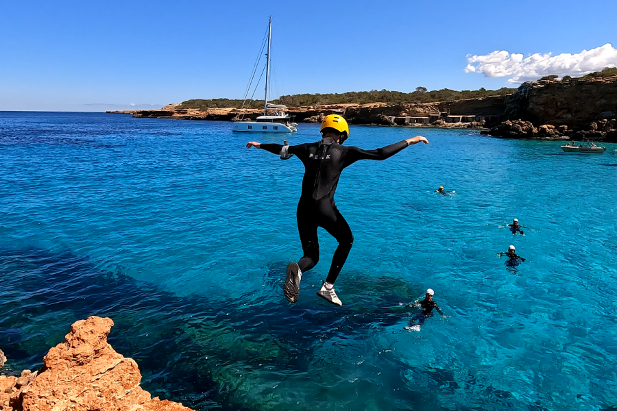 Coasteering Cala Comte Ibiza con saltos al mar
