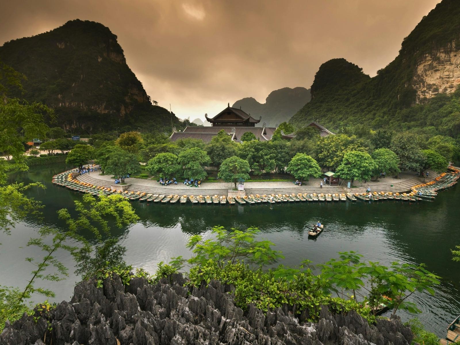 Paisaje de Tailandia con montañas kársticas y arquitectura tradicional