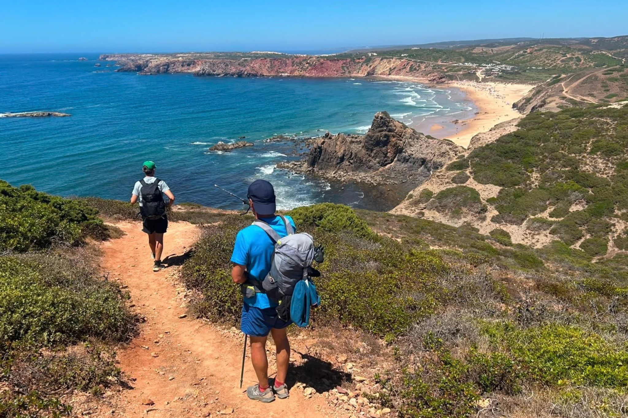 Senderistas recorriendo un camino junto a la costa atlántica